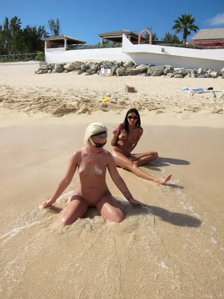 Bibi Noel e le sue amiche selvagge si spogliano e giocano in spiaggia