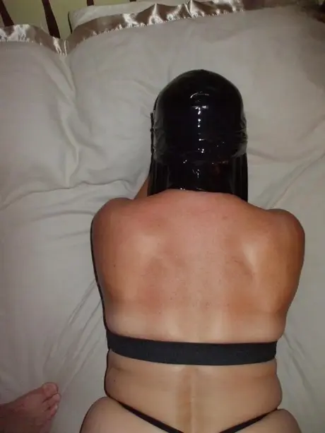 Blindfoldet Busty Bliss får et perlehalsbånd i dette amatørklip