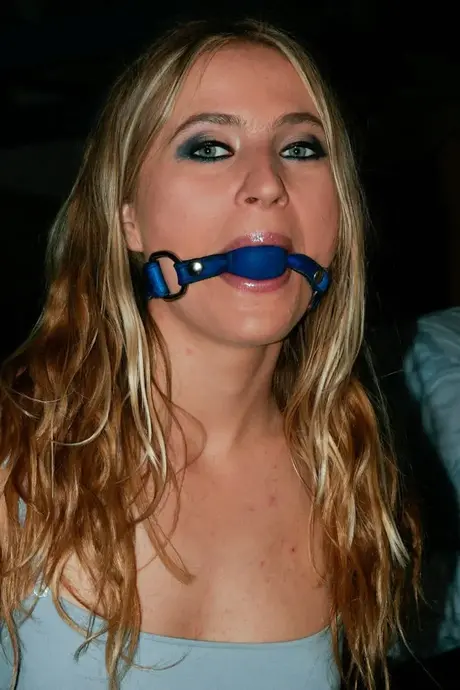 Blondinen Iveta, bundet og med ballgag, har sine sexede bryster blottet og befølt