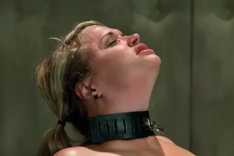 Giovane bionda dolce legata su Sybian in una dungeon BDSM