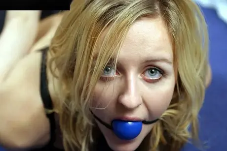 Blondýna v černém prádle a lanovém bondage si sundává kuličkový roubík