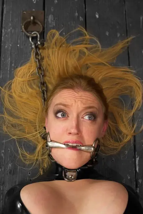 Bondage trest pro blond MILF Dee Williams s dildem a vibrátorem