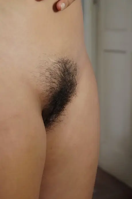 黑发美女Amyra在单人BDSM场景中探索她诱人的多毛私处