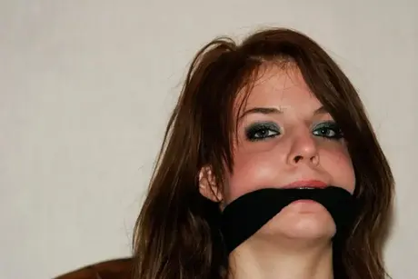 Brunetka Diana v prádle, s roubíkem a přivázaná ke židli