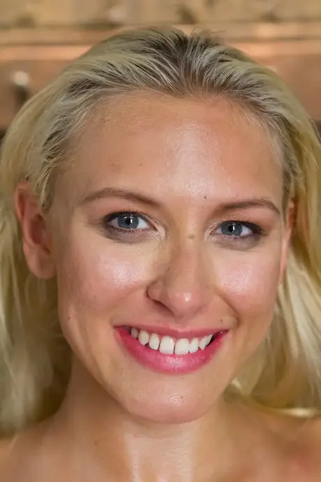 丰满金发女郎 Katie Summers 被绑在 BDSM 桌上接受玩具玩弄