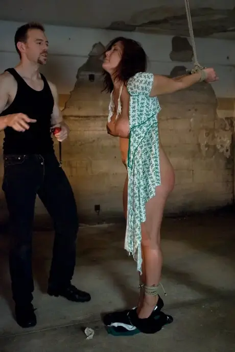 A MILF peituda Claire Dames amarrada, dedada e fodida em uma cena BDSM intensa