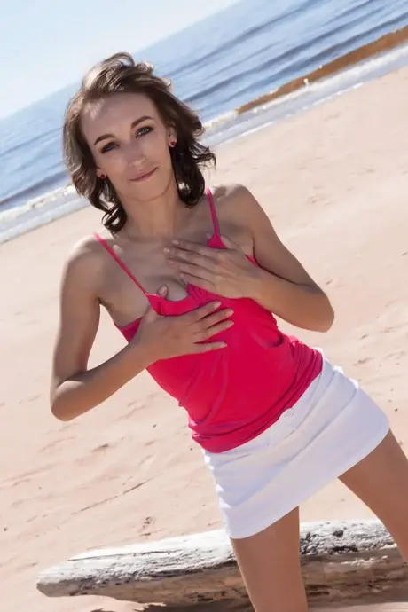 Cleo Dream, ragazza snella dal seno piccolo, apre la sua figa pelosa sulla spiaggia