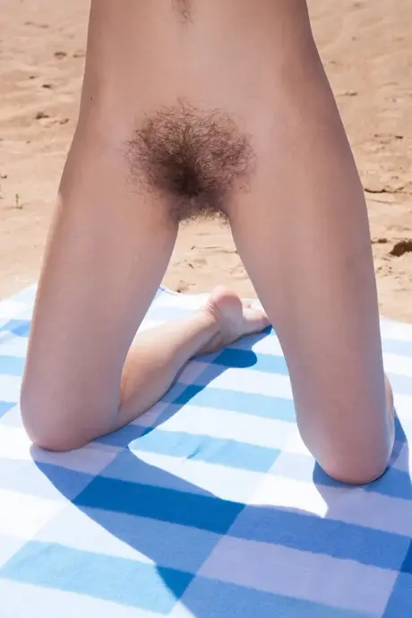 Cleo Dream, la bruna pelosa dalle labbra carnose, si spoglia e si masturba in spiaggia