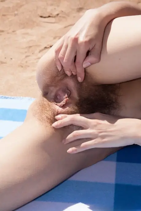 Cleo Dream, la bruna pelosa dalle labbra carnose, si spoglia e si masturba in spiaggia