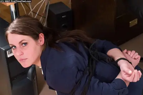 Děsivý muž v masce Santa Clausa nasazuje roubík a svazuje oblečenou brunetu