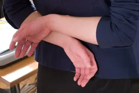 Děsivý muž v masce Santa Clausa nasazuje roubík a svazuje oblečenou brunetu