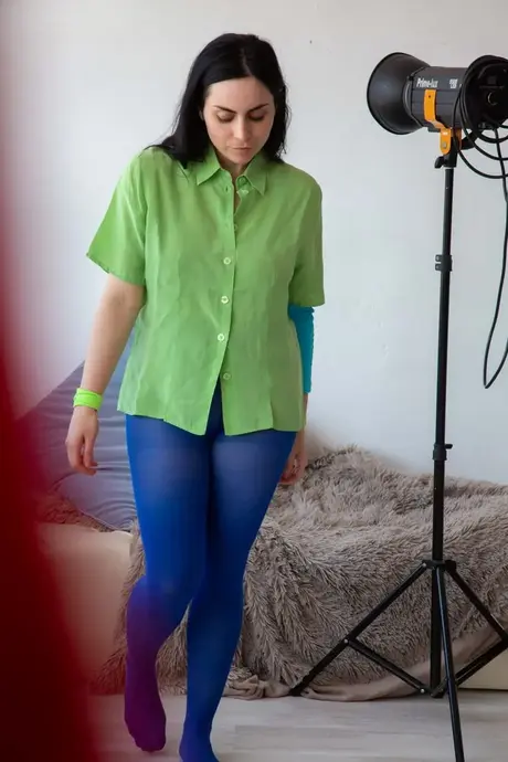 Kurvige MILF Anahi afslører sine naturlige bryster og velformede bagdel, mens hun klæder sig på