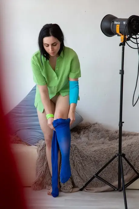 Kurvige MILF Anahi afslører sine naturlige bryster og velformede bagdel, mens hun klæder sig på