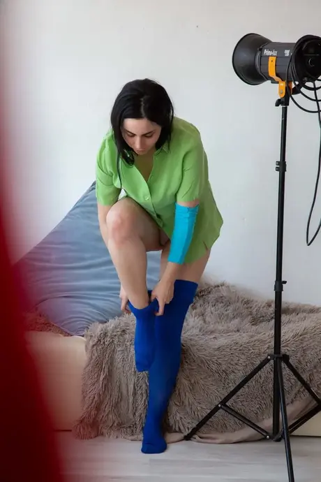 Kurvige MILF Anahi afslører sine naturlige bryster og velformede bagdel, mens hun klæder sig på