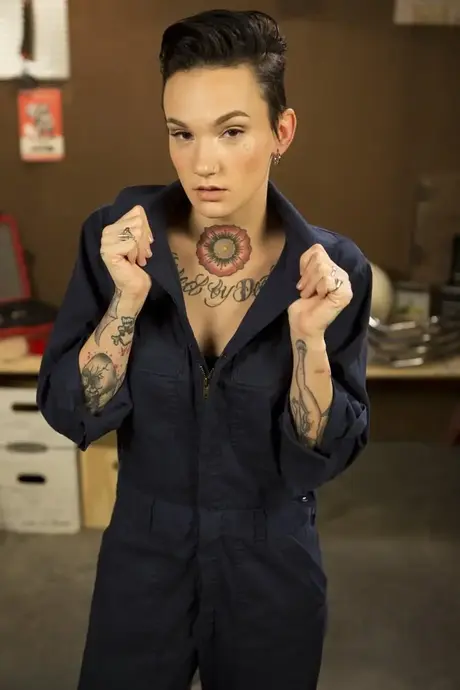 Die dominante Helena Locke und Lea Lexis spielen mit der tätowierten Nikki Hearts und ficken sie
