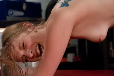 Ela Darling tar imot en sexmaskin i doggy style mens hun er naken