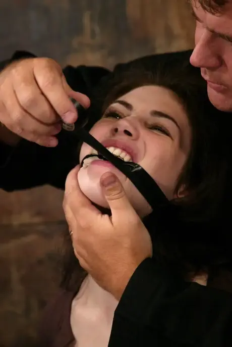 Faith Leon, la MILF alta, es atada y humillada por su amo en la mazmorra