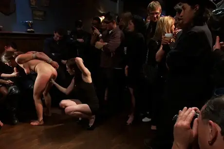 Une séance de gangbang se termine par des éjaculations en bouche ouverte pour une fille soumise
