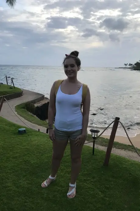 小柄な彼女 Gia Paige が胸と大きなお尻で公衆の場で誘惑