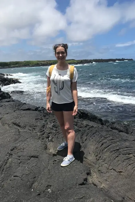小柄な彼女 Gia Paige が胸と大きなお尻で公衆の場で誘惑