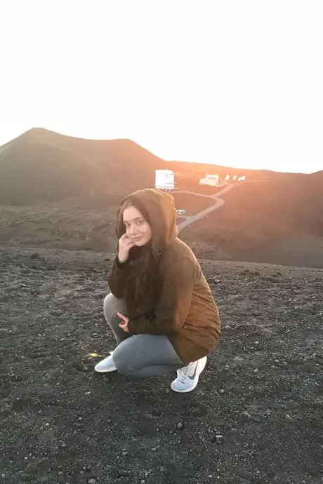 小柄な彼女 Gia Paige が胸と大きなお尻で公衆の場で誘惑