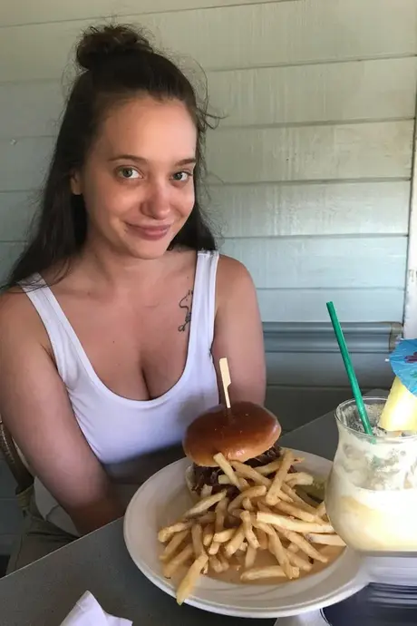 小柄な彼女 Gia Paige が胸と大きなお尻で公衆の場で誘惑