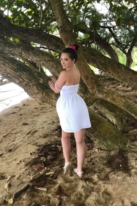 小柄な彼女 Gia Paige が胸と大きなお尻で公衆の場で誘惑