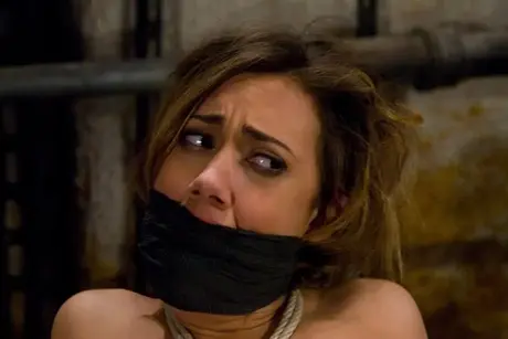 Gwen Diamond, bílá dívka, si užívá potěšení s lepicí páskou, zatímco je svázaná lanem