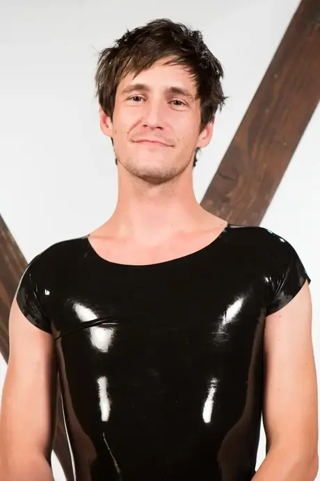 Helena Locke dominerer i latex sin slave med pegging og fodsdyrkelse