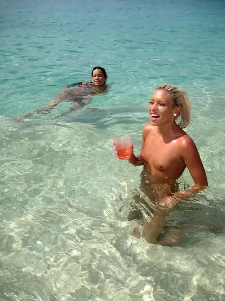Giovani donne insaziabili che fumano, urinano e vengono ditalinate su una spiaggia sabbiosa