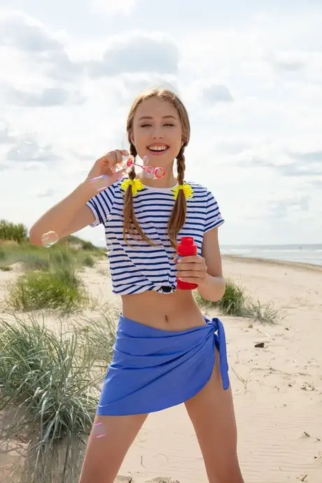 Janet fa le bolle mentre si spoglia completamente in spiaggia