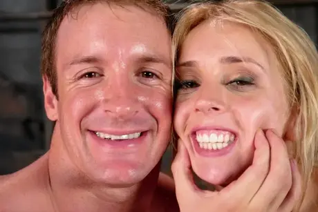 Kelly Wells, esclave américaine ligotée, reçoit un facial