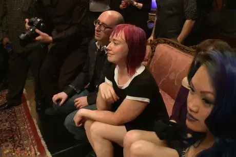 Kenzie Vaughn est invitée à des actes sexuels surprenants par un groupe de personnes