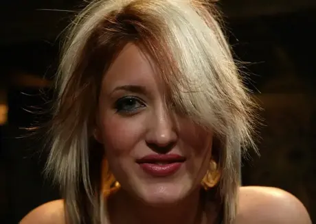Kimberly Kane, een blondine, rijdt op een machine-dildo terwijl ze cowgirl-laarzen draagt