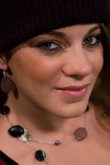 Kirra Lynne, die brünette Sklavin, ist gefesselt, mit einem Ballknebel geknebelt und dominiert