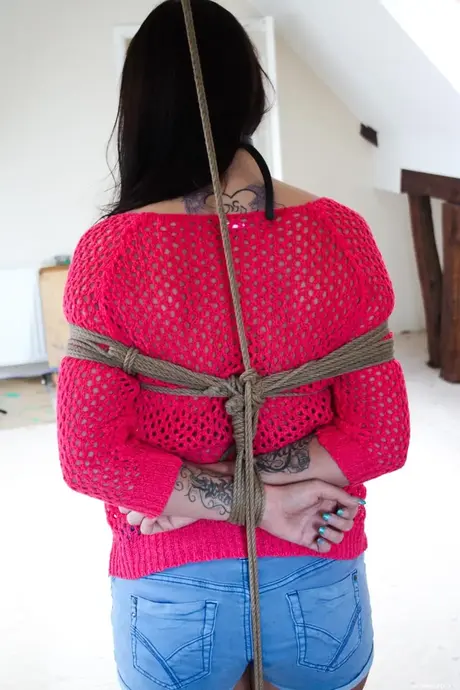 Lena, de brunette schoonheid in hotpants, vastgebonden in touwbondage