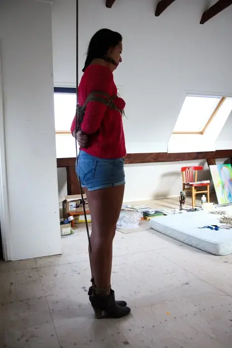 Lena, de brunette schoonheid in hotpants, vastgebonden in touwbondage