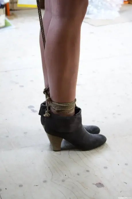 Lena, de brunette schoonheid in hotpants, vastgebonden in touwbondage