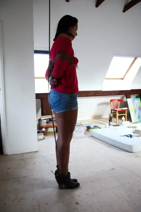Lena, de brunette schoonheid in hotpants, vastgebonden in touwbondage