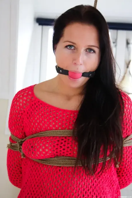 Lena, de brunette schoonheid in hotpants, vastgebonden in touwbondage