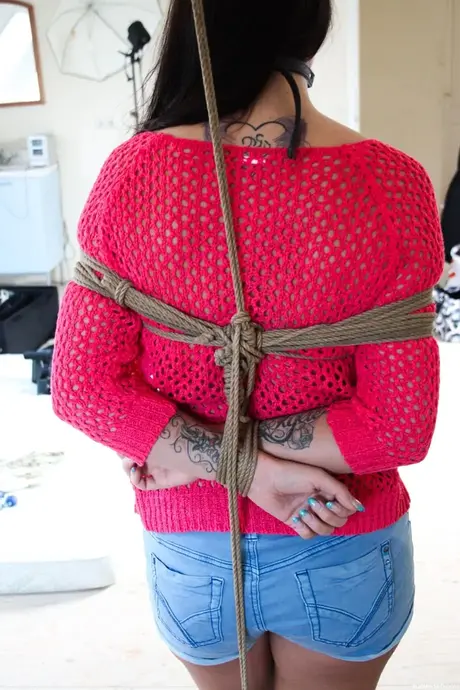 Lena, de brunette schoonheid in hotpants, vastgebonden in touwbondage