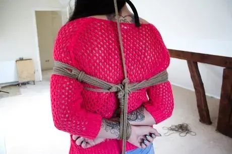Lena, de brunette schoonheid in hotpants, vastgebonden in touwbondage