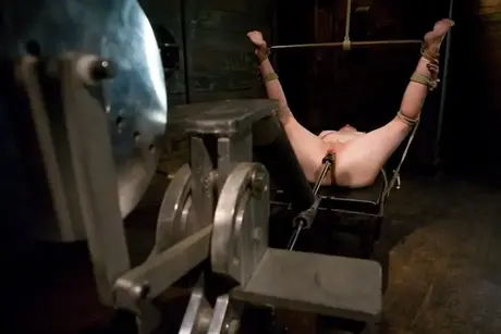 Lilla Katt legata e stimolata da una macchina del sesso