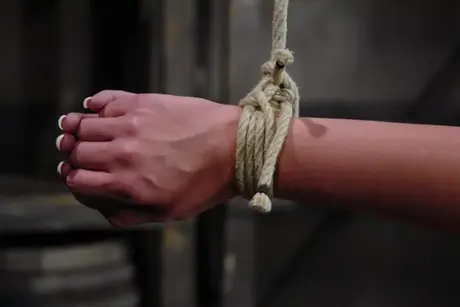 Lorelei Lane, brunetten och skönheten, får sin söta fitta lekt med i intensiv bondage-action