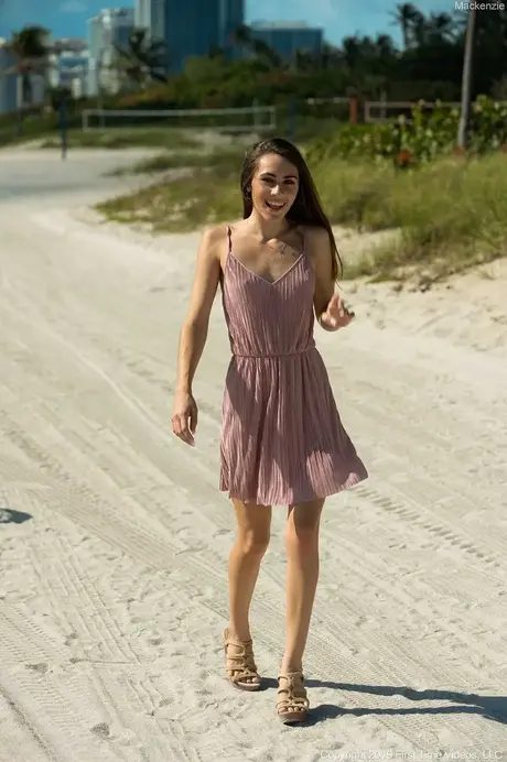 Mackenzie si spoglia nuda e posa audacemente sulla spiaggia