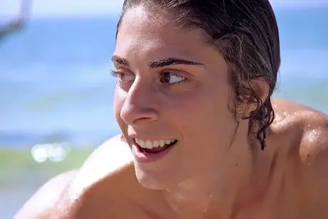 Les jeux aquatiques nus de Michelle à la plage