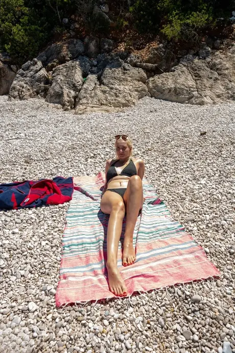 Miss Melissaが義母とビーチで大きな胸を披露