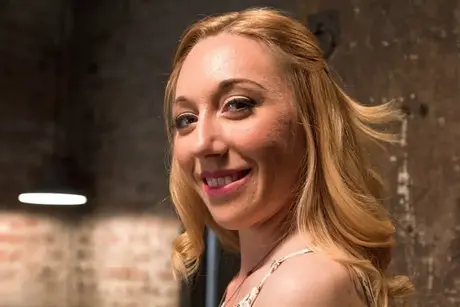 Обнажённая Emma Haize растягивает свою киску в белых носках