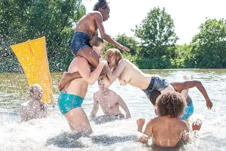 Homens e mulheres europeus amadores nus lutando na praia ao ar livre