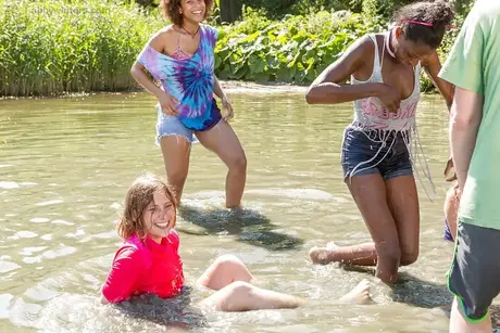 Homens e mulheres europeus amadores nus lutando na praia ao ar livre